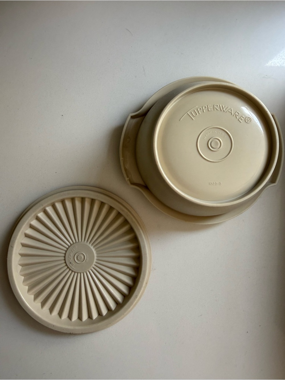 Vintage Tupperware Servalier 10 oz Bowl #1323-5 Cream w Lid